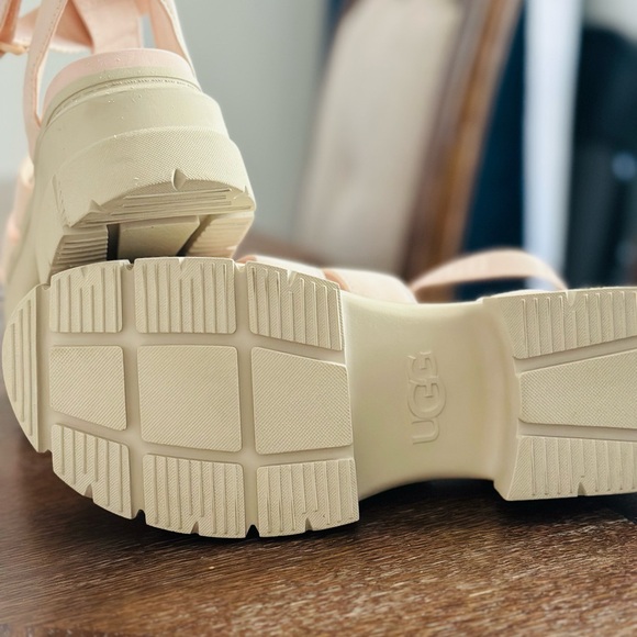 Ugg Sandals size 8.5 - Picture 2 of 7